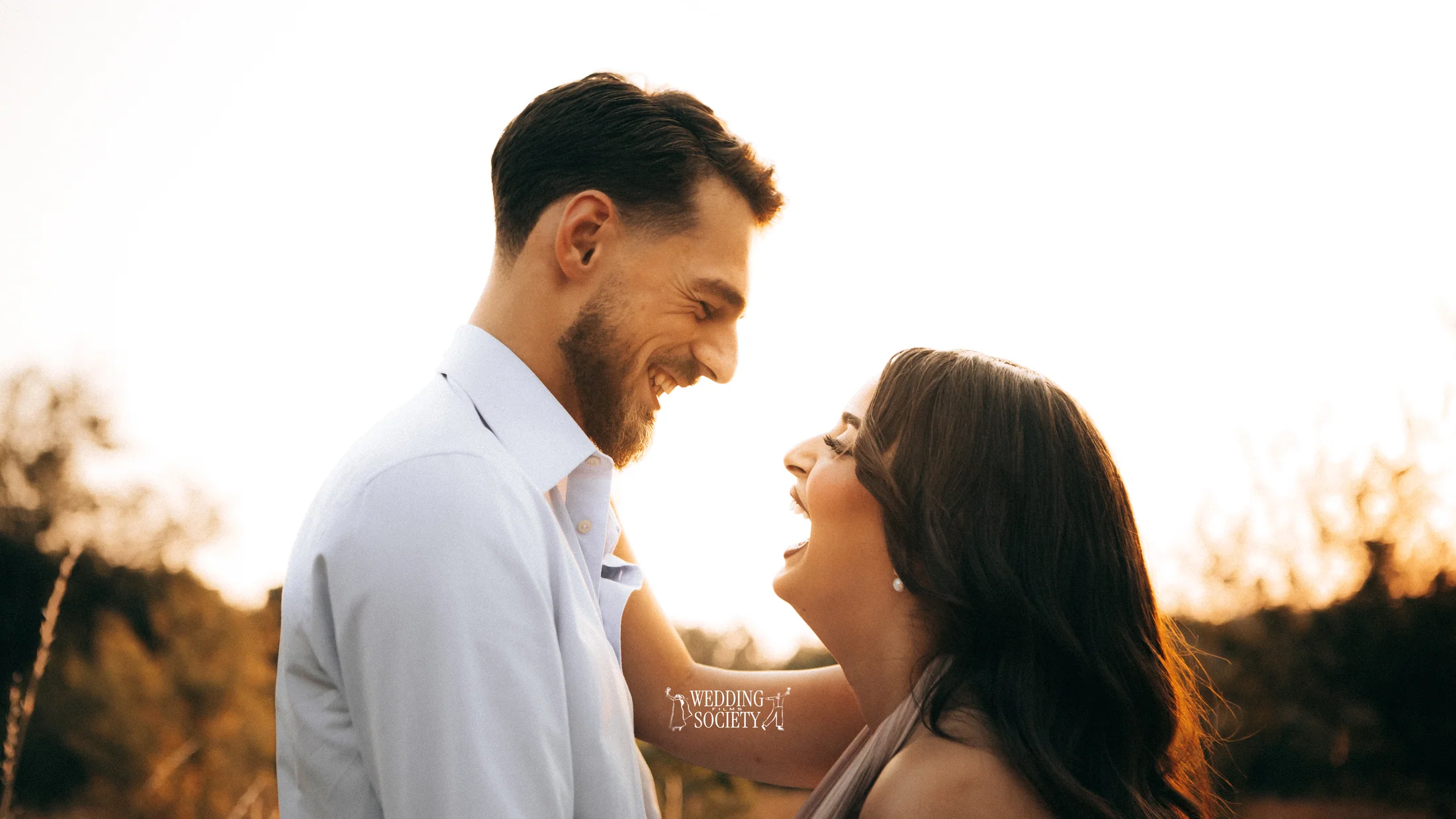 Çifti duke qeshur në perëndim të diellit, fotografi fejese nga Wedding Films Society
